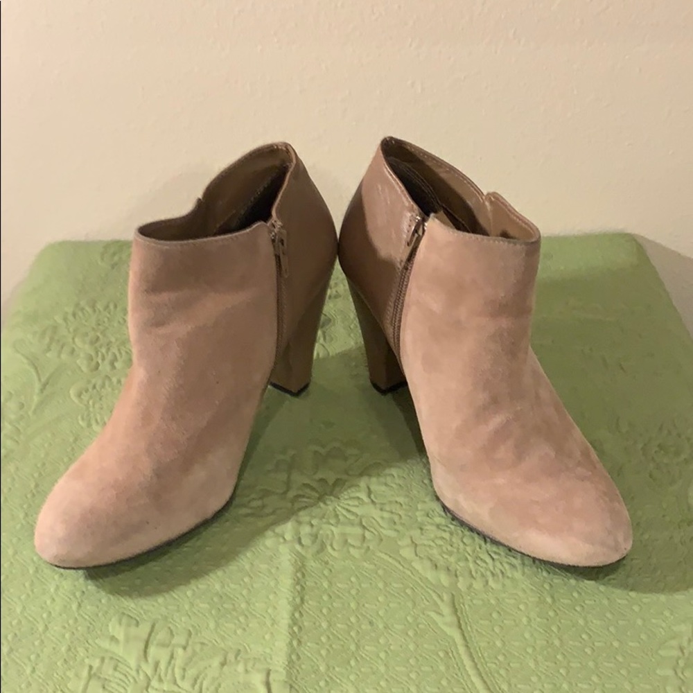 GUC Gianni Bini Tan Suede Zipper Booties SO HOT!
